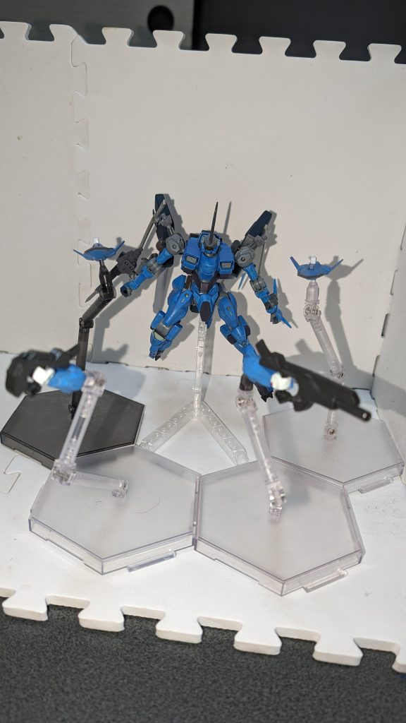 ドローン全基展開ダリルバルデの腕にライフル持たせてドローンとして装備しました。近接格闘機体のわりにドローン兵装標準装備とか、いったいどこを目指しているのか自分でもわかりません