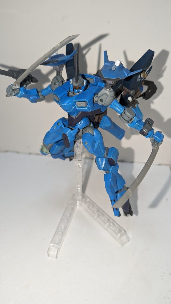 対装甲刀「蒼雷」軽量で斬れ味の良い刀。単なる刀として見ればかなり頑丈な部類だが刀という武器の特性上、横方向からの無理な力に極端に弱く、扱いは難しい。あと、標準的な威力のビームくらいなら普通に斬れる。