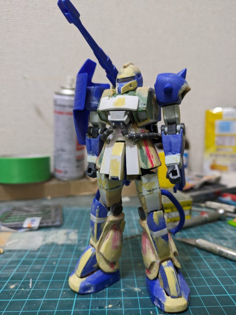 頭部は幅詰めとパテ盛って形状変更。脛はポリパテ盛っては削っての繰り返し。  