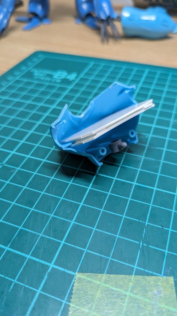 スカスカの胴体内部にプラ板でフレームを作ります。前後接着用のダボを挟んで固定してます。