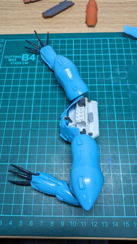 肩関節の可動域はこれくらい。頭部はダイソーのプチブロックで接続。モノアイはレールを削り取ってランナーとHアイズで可動式にしました。