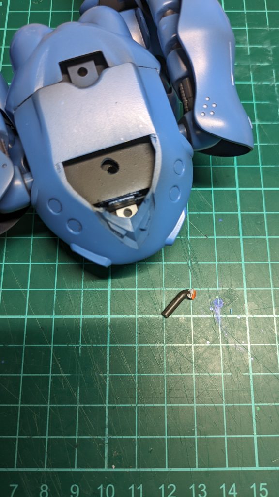 モノアイが小さかったのでランナーのL字部分に裏からラピーテープを貼ったHアイズを貼り付けてます。