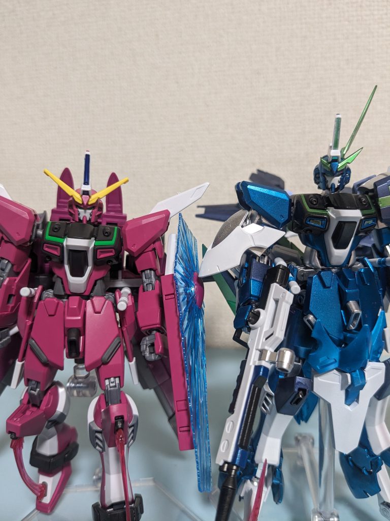 元キットとの比較です。赤も良いですけど、青は青でカッコいいと思いました。ご視聴ありがとうございました。