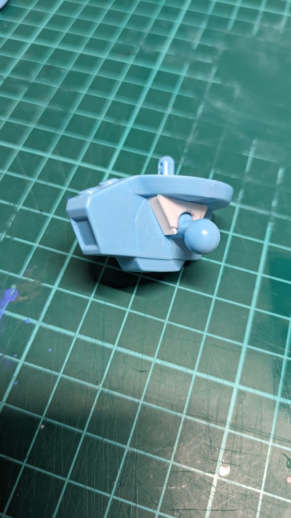 股関節の軸が丸見えなのでプラ板で囲って瞬間接着パテで埋めました。