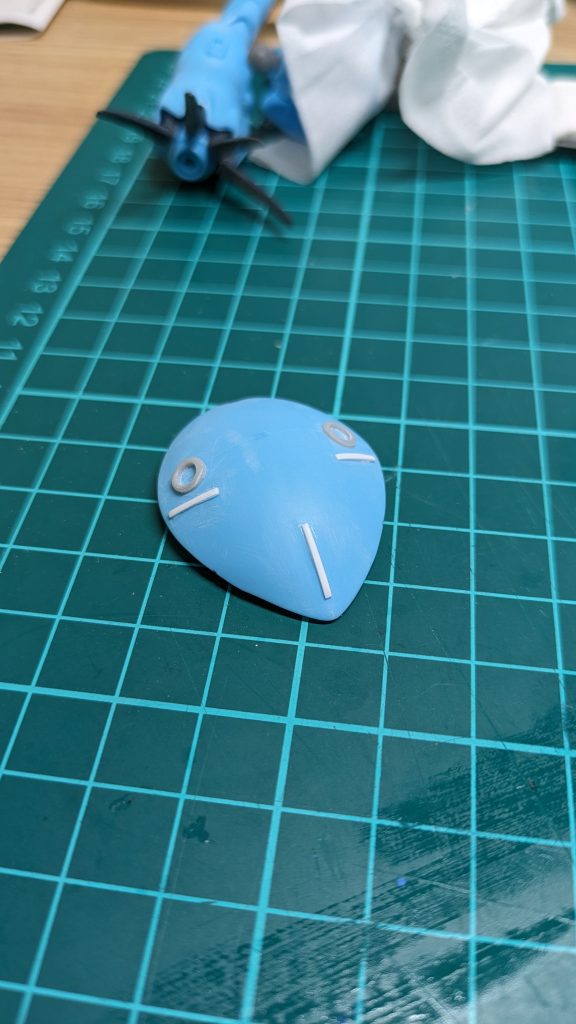 頭部ディティールは削って作り直してます。