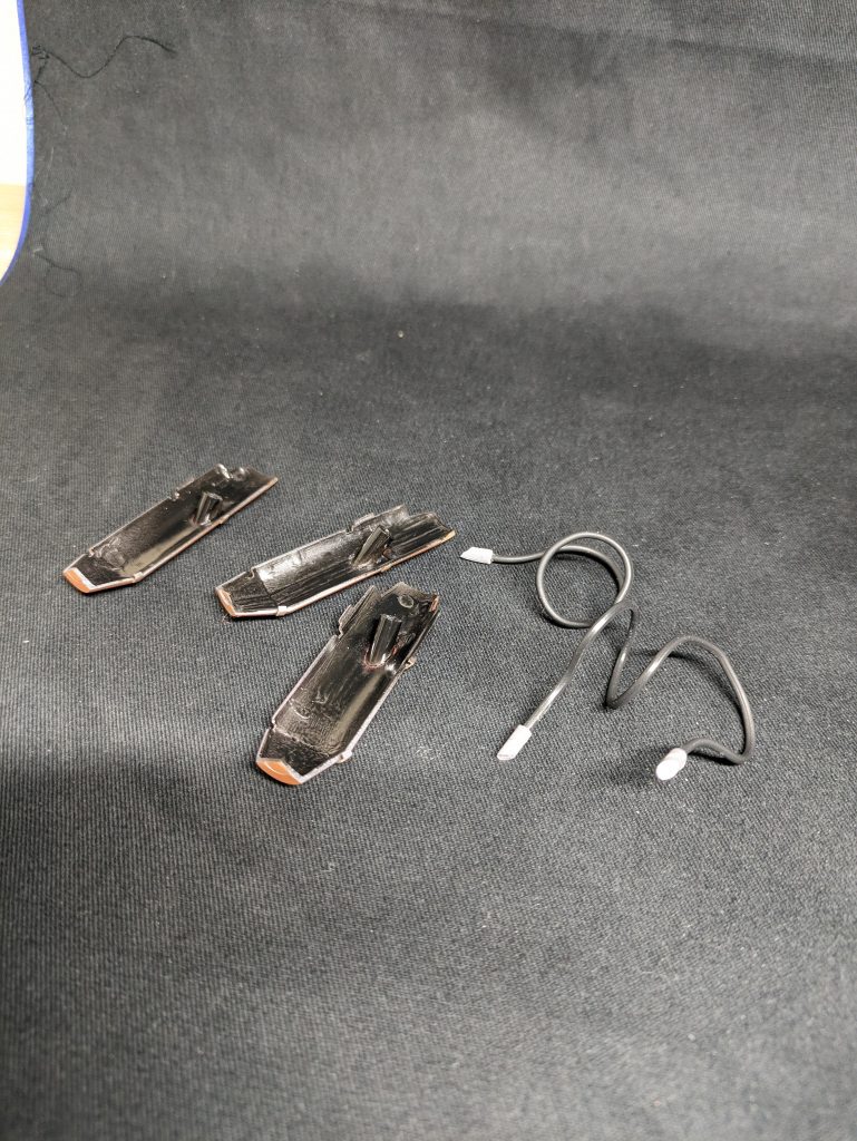 ハンドミサイルのカバーほ3分割してリード線に接続。巻き付けて固定してます。1号機と共有して使用します。