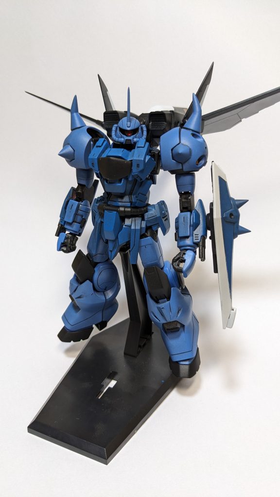 グフイグナイテッドのビルド系寄りの改造ですが、コズミック・イラ世界観での設定もあります。フェイズシフトや陽電子リフレクター装備の量産型MAへの対抗策としてグフイグナイテッドの格闘戦性能と突破力を高める改造を施したカスタム機というイメージです。全体的にグフを踏襲しつつ太くマッシブになる様に意識して仕上げました。