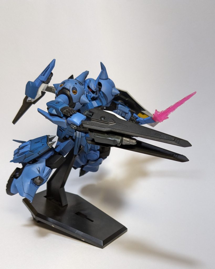 脚部は展開して高機動形態に移行し、一撃離脱戦法に特化したマニューバが可能に。加速した勢いそのままに実体剣による斬撃を繰り出す。フェイズシフト装甲には効果が薄いが、対ザムザザー戦などではリフレクターの死角から急襲する戦法は有効と考えられた。フラッシュエッジのビームブーメランは牽制や奇襲として使用されるほか、小型サーベルとしてテンペストとの同時使用も可能。