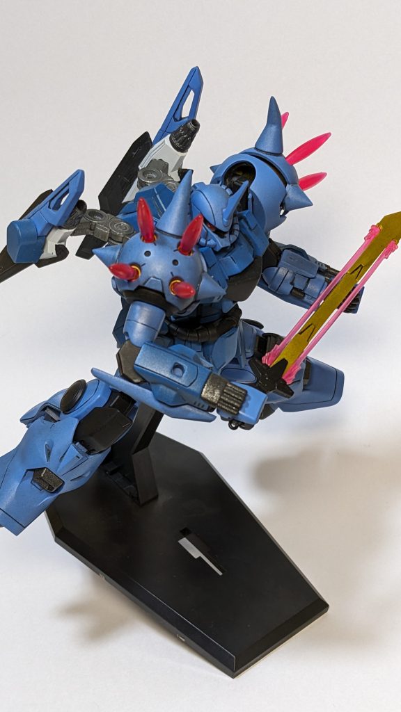 肩部に増設されたビームスパイクを使用して、ショルダータックルが可能。機体の体当たりを想定した装備は奇想兵器の類だが、重MSの突撃は強力な一撃となりうる。スレイヤーウイップを使いこなせば、で絡め引き寄せた相手にスパイクを突き刺すこともできるかもしれない。