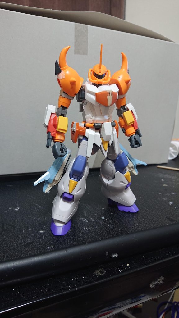 ここから制作時のものです。使用したキットはグフイグナイテッドの他は両足がガンダムキマリス、胴体はリバーシブルガンダムを使用しています。肘関節はコトブキヤのダブルジョイント(絶版)なので壊れたらだいぶピンチなのが克服できなかった欠点です。