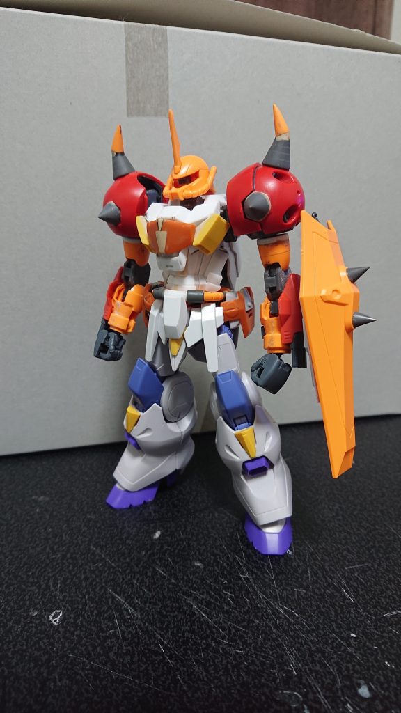 AGE1タイタスの肩を付けた形態です。7割くらいガンダムになりました。ツイッター上で拝見した肩にビームスパイクを付けたグフのカッコ良さに憧れ、自分でも試したくなった次第です。普通に付けると肩が低くなってしまいますので、肩の位置は少し上げています。