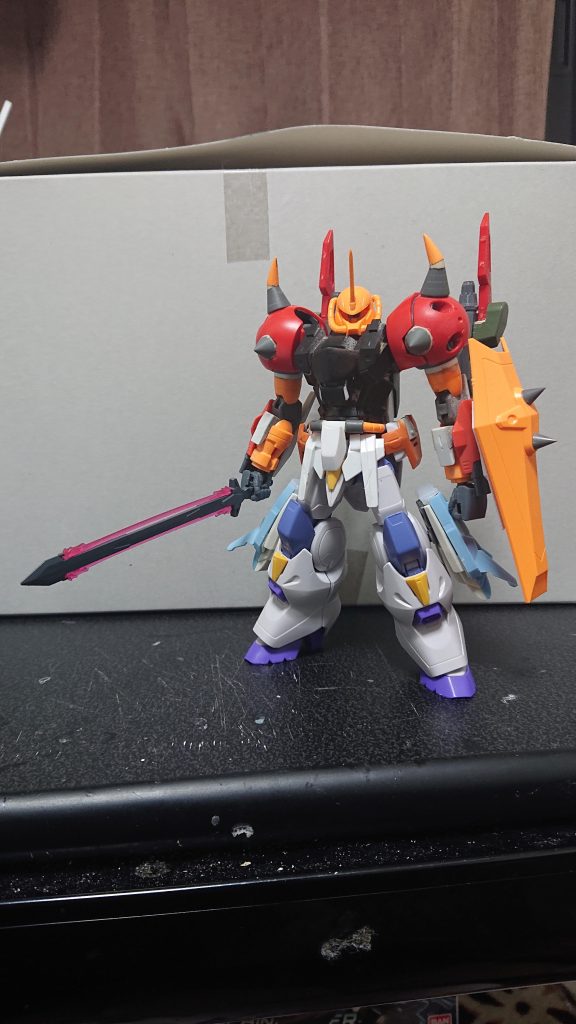 最初はフライトユニット無しで考えていました。シルエットだけならかなりグフらしいのではとか思ってました。肩のスパイクや腰の動力パイプなど、グフの記号は何か考えるのが楽しかったです。