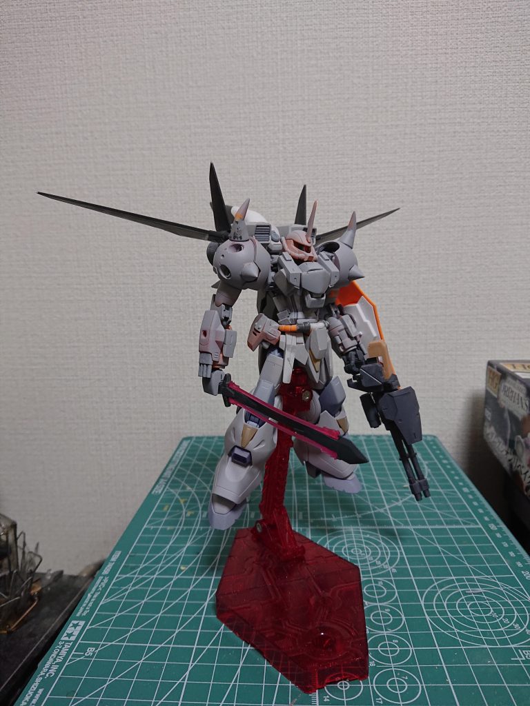 フライトユニット装備での仮サフ状態。フライトユニットは最後に作りました。メガライドランチャーのスラスター部分を丸々接続し、デカいノズルの力強さを気に入りそのまま作成したました。今回はこちらで最後です。見立てのミキシングは初めてでしたが、中々上手くまとまったのではと思ってます。3年ぶりに見返すとところどころ課題が見えたりしましたが、お気に入りの一つです。スレイヤーウイップもちゃんと仕上げて写真を撮りたいですね。