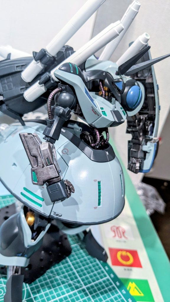Zガンダムの腕は塗り直し、バックパックは昔塗った状態で合いそうだったのでそのままを活かしました。15年とかそれくらい前のガンプラが綺麗に残ってたからこそ出来た作品です。