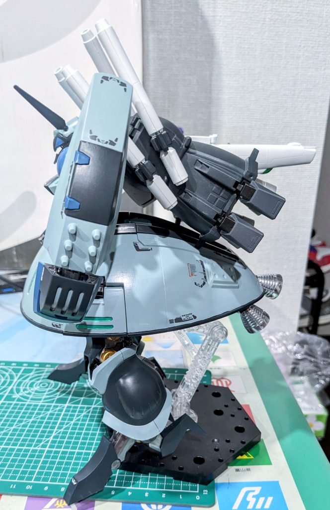 スカート下部にプロペラントタンクを仕込みたかったのですが良いのが見つからず、ジオングとか昔のサイコザク?みたいにデカいバーニアも考えました。