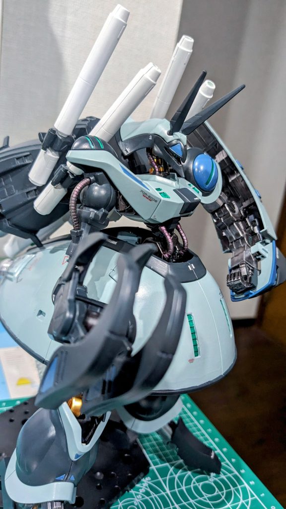 塗装はMr.カラーからライトブルーとネイビーブルーを、ガンダムマーカーからメタグリーン、ガンメタル、メッキシルバーにゴールドイエローを。そして東雲うみさん監修の東雲ブルーと動力パイプ?にはウレヒーローのプリズムピンクを使用しましたがどちらも良い感じ!