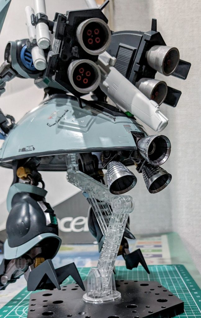 本当はネオジム磁石を使って右腕とバックパックは着脱をしたかったのですが、色々やらかしてプラ棒とポリキャップの差し込み式に変更。