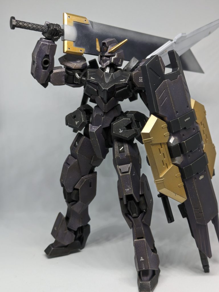 今回は追加武装版ガンヴォルヴァです。ガンダムタイプへの鋳造のテスト品でもあります。そしてメインの大剣と大盾、そしてブースターパックの重量装備!リアルに重すぎて大剣は担ぎ、大盾で支えるようにしないと関節が持ちませんwせっかくだから見た目的にも重くしてやれと剣と盾にも鋳造してやりました。全体的にデカールは控えめです。実はガンヴォルヴァはこれら武装のマネキンのようなものだったりしますw
