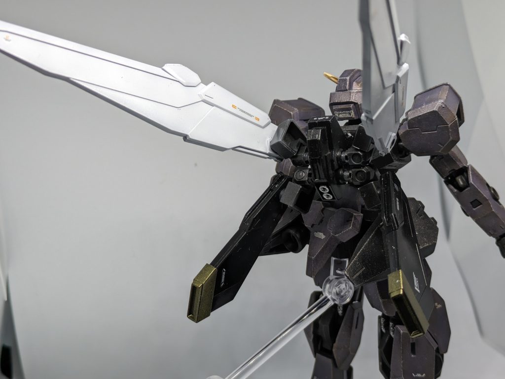 今回唯一鋳造されてないウィングブースター。流石に翼に鋳造は似合いませんw飛行は無理でも短時間の上昇からの滑空なら多分できます。飛んでるんじゃない。カッコつけて落ちてるだけです。結構自由に可動します。(装備重量+100 不明なユニットが接続されました。直ちに使用を中止をしてください。)