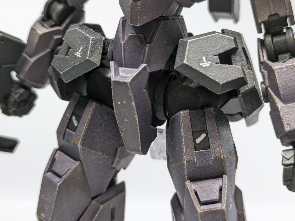 腰部。左右のブースターが特徴的です。