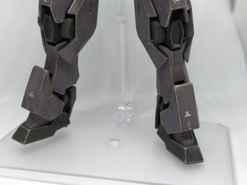 脚部。足裏面積が小さくてなかなか自立が難しいのが難点です。実は右足のLの字型のパーツ、折れてるので瞬着でくっついていますw