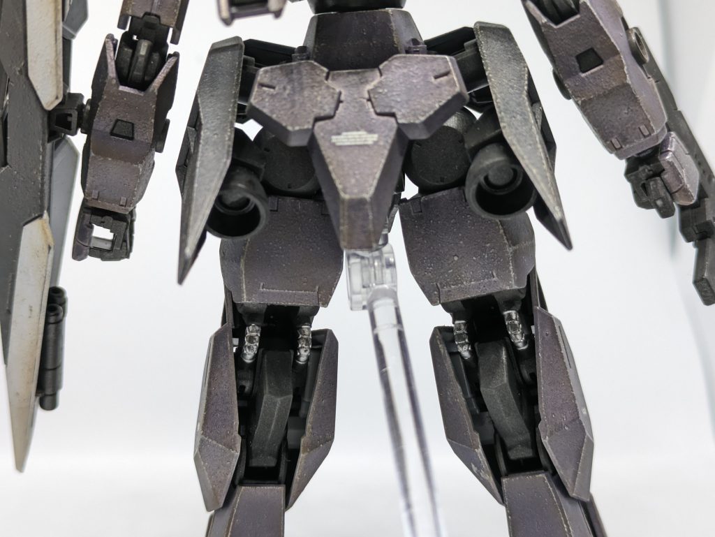 下半身後です。腰部は前後ひっくり返しても違和感ない感じがなんか好きです。ケーブル系はシルバー筆塗だったりしてます。と、まさに量産機らしい量産機であるガンヴォルヴァでした。デミトレやザウォート、ハインドリーのようについ、数個揃えたくなる恐ろしいバンダイのMSです。今回は超接近型なので次作るとなると中、長距離用になるかもですがいつになるかは不明ですwせっかくだから同時制作していたシスターとも。兄弟機というか姉妹機というかですがw