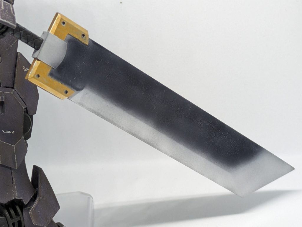 某1stソルジャーさん御用達の大剣です。穴は空いてませんが。これが今作の主人公です。ガンプラ用で無いので持たせるとよく手の甲が外れます。(装備重量+50)