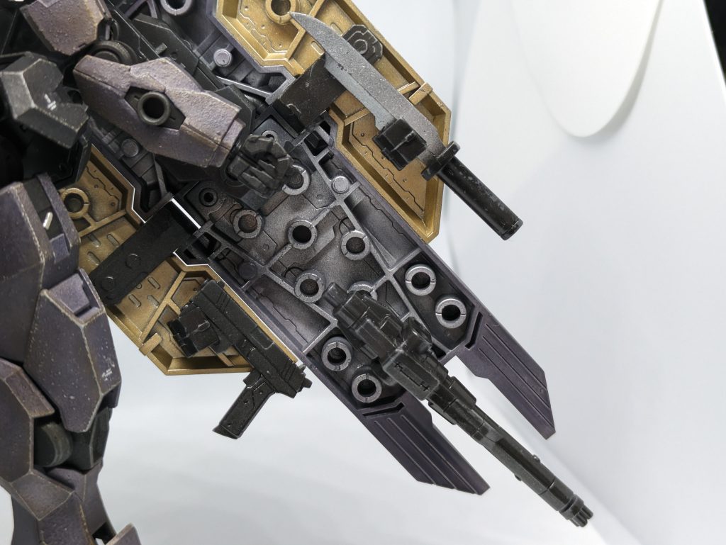 そしてナイフとハンドガン、ガトリングガンがセットで付いてきます。プラモ界のハッピーセットです。ただし無改造HGでは装備不可です。無念。ちょっと穴がフジツボみたいでぞわっとします。(装備重量+100 重量過多です。アセンブルを見直して下さい)