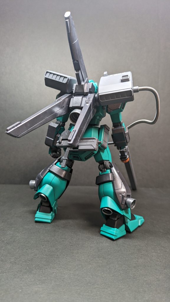 おしりには接近されたとき用のサブマシンガンを装備