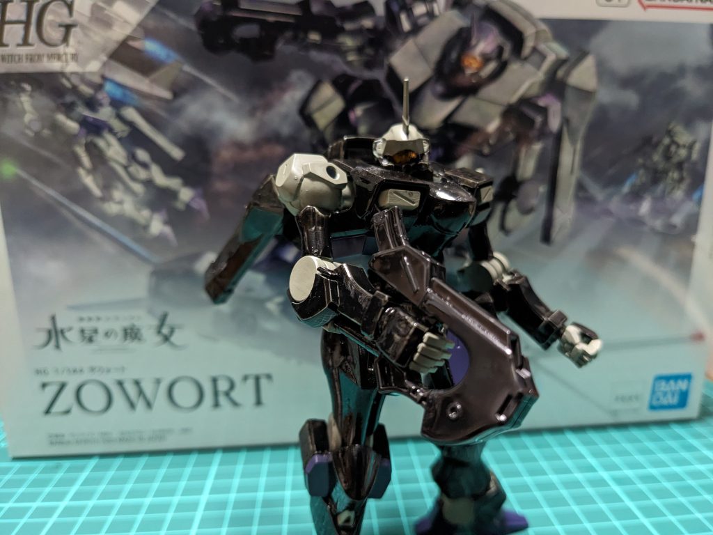 ムラが凄かったり乾ききっていないのに触ってしまったりして指紋がついてしまったりしました色は水性ホビカラーのスモークグレーMｒ.COLORのダークシーグレーの二色を使いました恥ずかしながら本当は水性ホビカラーでは無くMｒ.COLORのつや消しブラックを買ったつもりでしたが誰かがつや消しブラックのあるところにスモークグレーを置いていたみたいで確認せず買ってしまいました