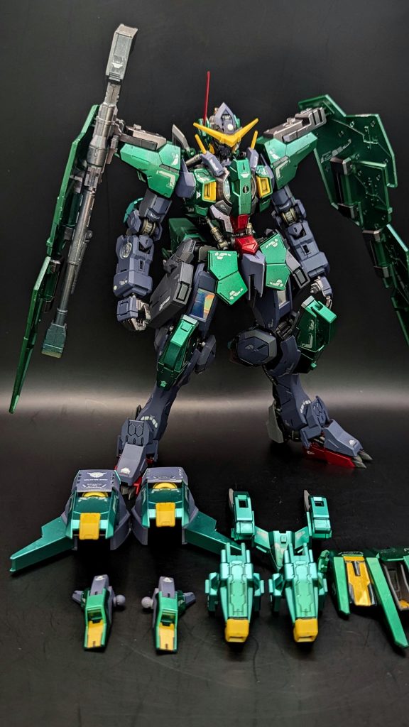 太ももと腕と胸のキラキラはダイソーのオーロラシールを使用しています。塗装はガンダムマーカーエアブラシを使用。緑部分は2色のメタグリーン。白部分は白のままが良かったっぽいです💦フレームは一部筆塗り。