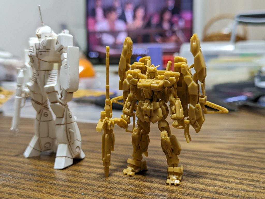 とにかく、アーティファクト。どう塗るか…老眼との戦い…楽しんでいきますね。予定では、まずは黒スプレーから。バルキリーは劇場版一条機に向かいます。