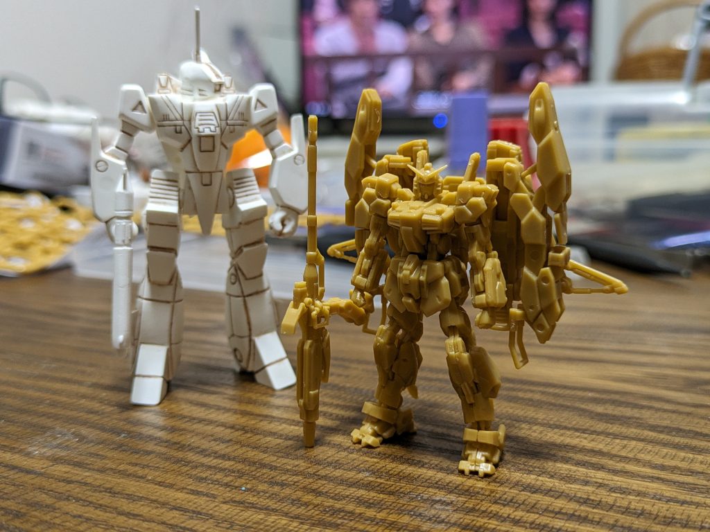 バルキリーの旧キット。15周年記念の1/170キット。これも550円でした。足の取付位置と角度を変更して立ち姿が力強くなるように調整しています。当然、ガンプラでないので、投稿できないのでスーパーガンダムのバーターで出演させました。