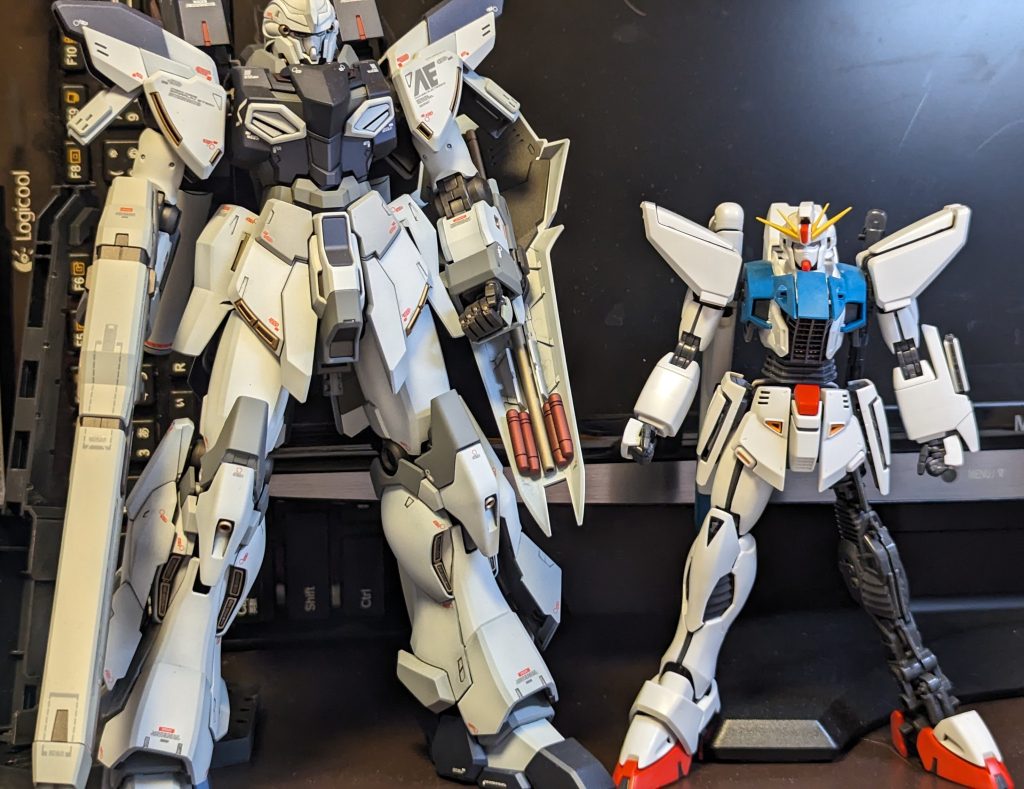 仮組み。同じMGなのにサイズ差が凄い。シナンジュのライフル長すぎだろうよ。