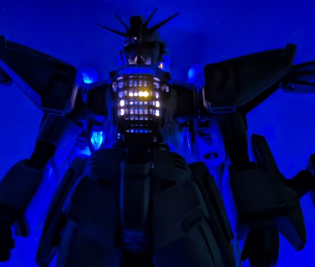 コレがやりたかったLEDを初投入。残念ながら悪役感しか無い…電気屋で適当な電池ケースとLEDを2つ買ったら色が異なっておりました（青と黄色）。