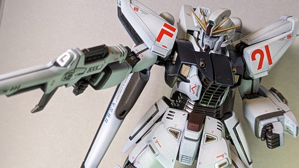 左右の胸部は往年のガンダムに寄せて黄色（ゴールドですが）に。デカールは指定通りですが、メッチャ多い＆小さい。ver.Kaかよ。だが、それが良い。