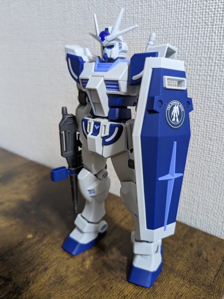 流し込みスミいれペン（ブルー1）でスミ入れ。ヘッドバルカンや脚部の溝に水色に部分塗装しました。