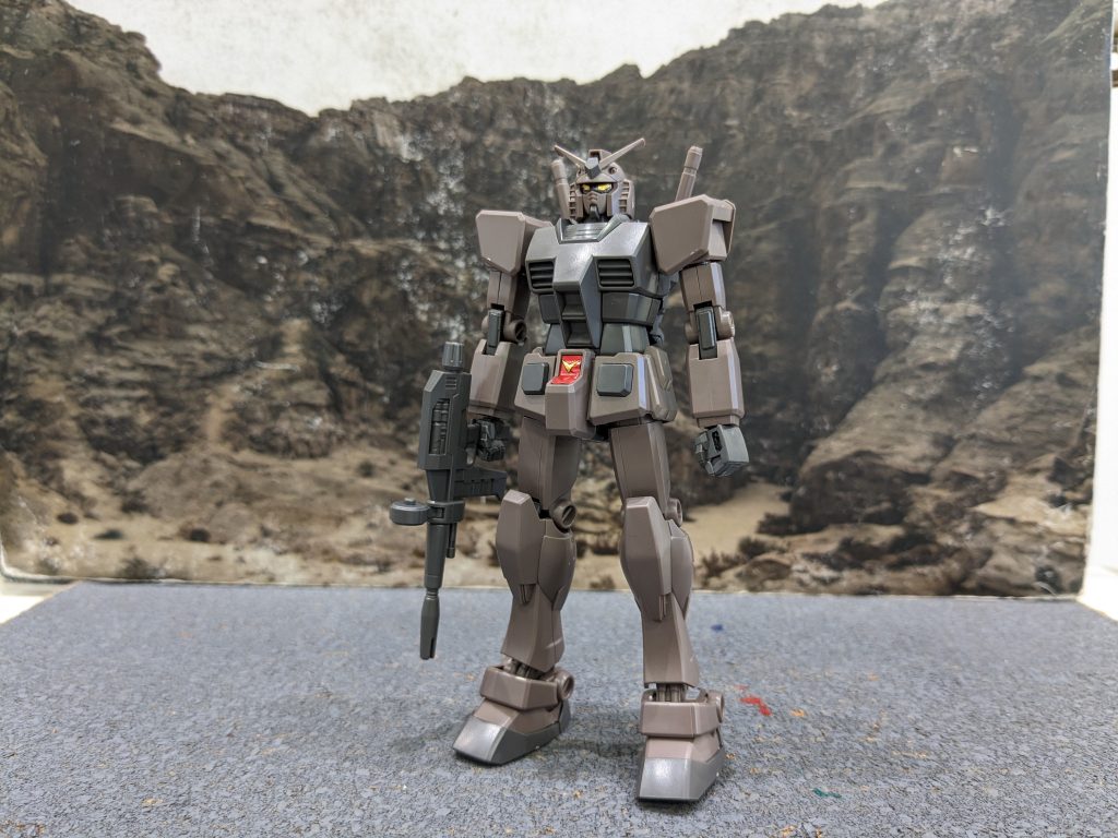 例えば、ビーム・サーベルは一体化していたり肩のショルダーアーマーと肩が一体化したりしている。他にも肉抜き穴の目立つビーム・ライフルのみ付属でビーム・サーベルやハイパーバズーカ、シールドと他のファーストガンダムと比べると内容量は少ないです。