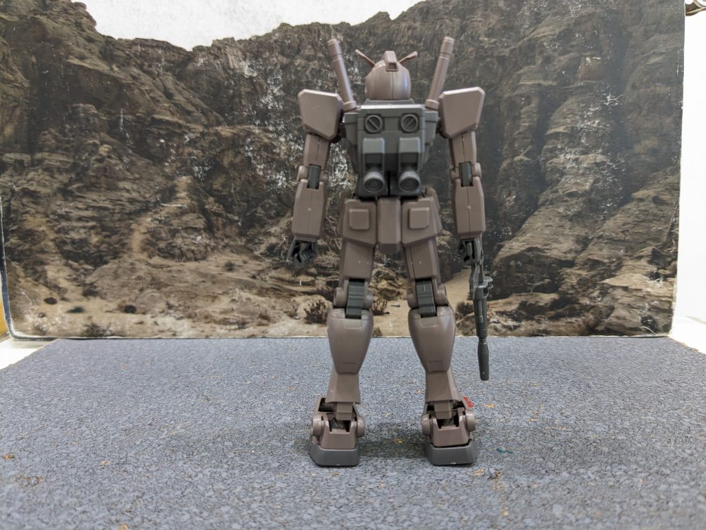 具体的には廃材を溶かしてペレットにして再びガンプラにしたもので環境に配慮されています。以前似た企画で2000年代に登場したエコプラHGと比べるとランナーが2枚で構成されており、成型色は2色。これによってシンプルに組み立てやすくはなったものの、キットの都合上一部関節が一体化してたり省略されたりして可動域は狭いです。