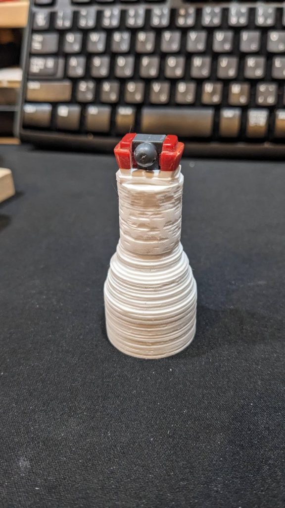 強引なプラ板60枚積層からのスタート。赤い下腹部も筒の流れに沿うように下細に加工。ここと切削以外手間かかってないと言っても過言ではない。