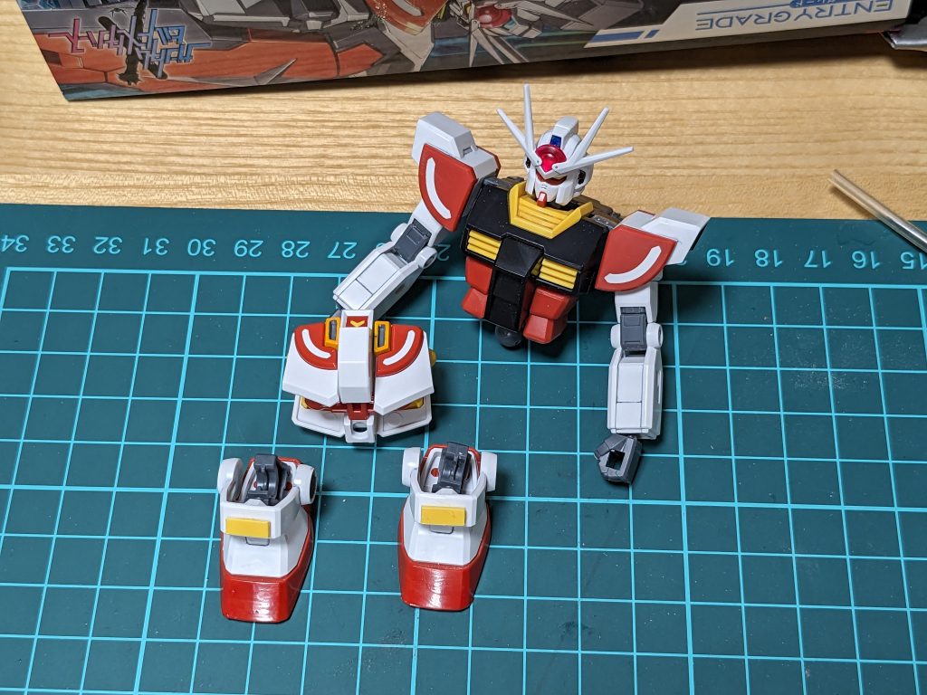 アンクルアーマーにランナープラ板でディテールアップを施工。