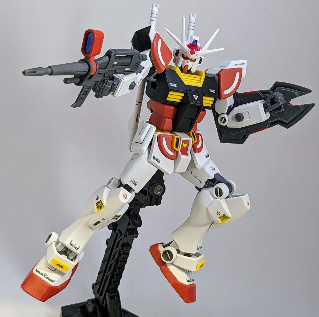 ビームラーライフル。定番の射撃ポーズ。