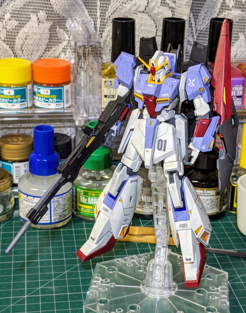 正面側。マルーンで塗装した部分は筆ムラが。トップコートで少しマシにはなりましたが、よーく見ると少し気になります。