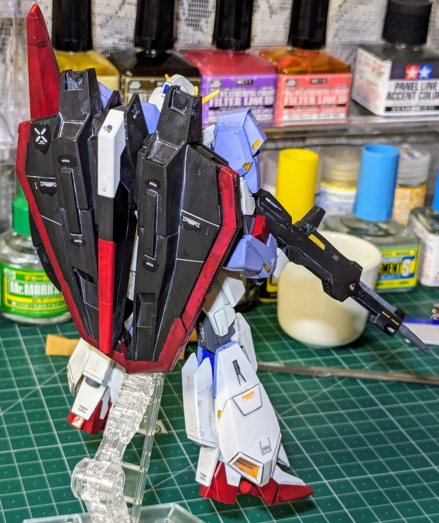 背面側。デカール貼付け後、軽く光沢クリアで保護がてら筆で塗ったのですがつや消しトップコートがその部分だけ馴染んでないですね。ここは大きな反省点。