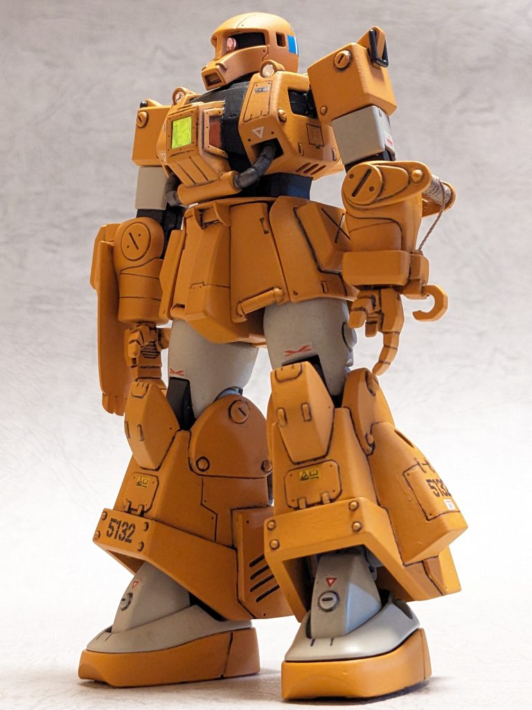 あおりで1枚。脇下および脚内側のスリットが縞模様ぽくて、重機感をよりアップさせてると思います。また、デカールについても、普段の戦闘用MSより控えめに、そして建設重機のプラモデルから拝借した物を貼っています。