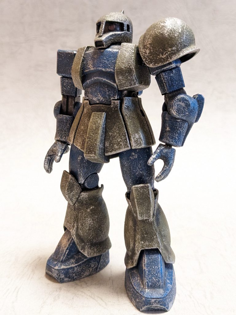 実はこの作例、まだhguc旧ザクも出てない頃、かれこれ20年以上前に旧hgucのザクと旧キットの旧ザクをミキシングして作り、ずっと我が家のプラモ棚に飾ってあったのです。当時は上の画像のように汚し塗装を軽くしただけなのですが、今回の投稿に際し、お色直しをしたという訳です。