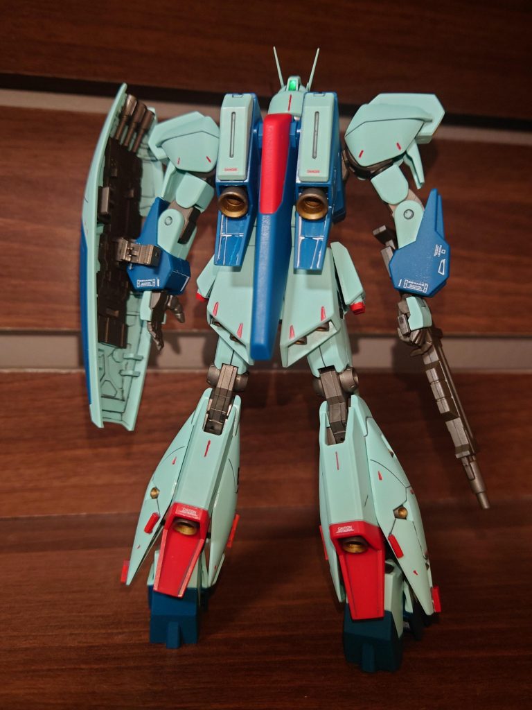 背面はいつものごとく手抜きです(笑)バーニアとなる部分をガンダムマーカーのゴールドで塗ってます。