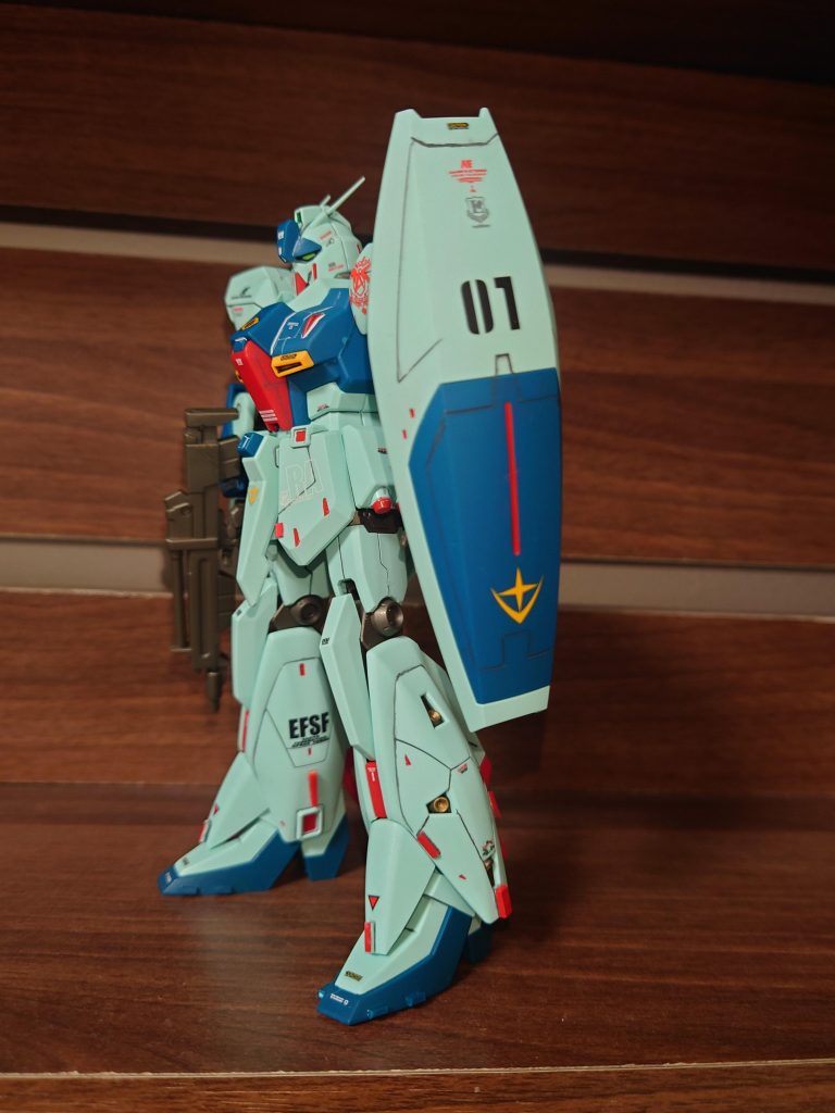 シールド部分に少しだけスジボリ追加。デカールは他に使わないだろうものを貼りまくってます