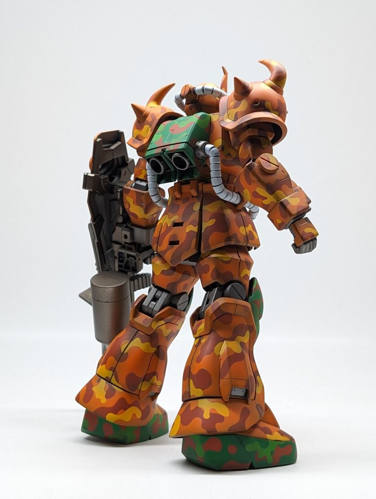 太もも改修と頭位置改修としました。今回はグラデーションありきの迷彩塗装に挑戦。