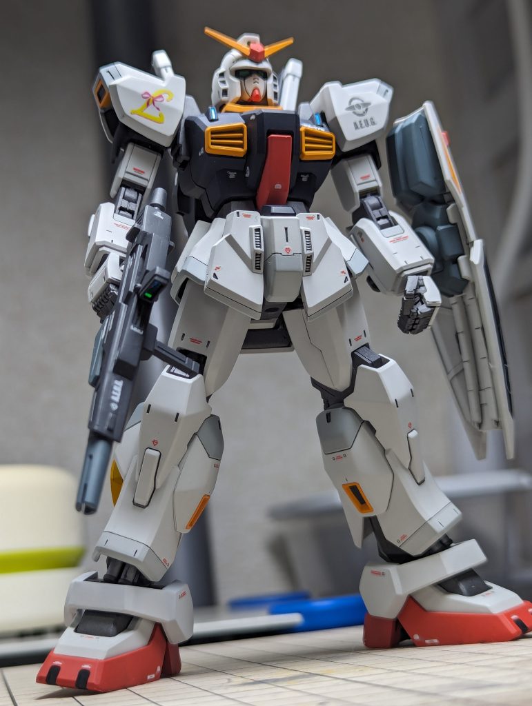 カラーレシピ基本色 クラフタサーフェイサーをそのまま使用濃い個所 ミスターカラー明灰白色(35)胴体・シールド ブルーFS15044(326)関節部分・腹 メカサフガンメタバックパック・武器 ティターンズブルー1(16)ジャーマングレー(515)黄色部分 オレンジイエロー(58)赤部分 RLM23レッド(114)メインカメラ ルマングリーン(64)バーニア ガイアカラーExシルバー(Ex-07)下地は白部分はクラフターサーフェイサーをそのまま、黒っぽい部分は黒サフ、赤と黄色はピンクサフデカールは、基本はRGガンダムmk2のモノで好みのものを、貼る箇所もそのままで使用しています他、Zガンダム汎用、RGインパルスガンダム、各メーカーの市販品と自作デカールです。白デカールはXのフォロワー様に注文したのですが、私の腕の無さで全部失敗してしまい、テプラを流用して作っています。自作のカラーデカールは、セブンイレブンで印刷しました。どちらも詳細はYouTubeにアップされています大先輩の方々の知識が詰まったYouTubeには、とても感謝しております仕上げに、スーパースムーズクリアー(114)でツヤを整えて、各緑色のセンサーは、100均のラピーテープを貼り付けていますスムーズクリアーは凄くしっとりした仕上がりで、とても気に入っています